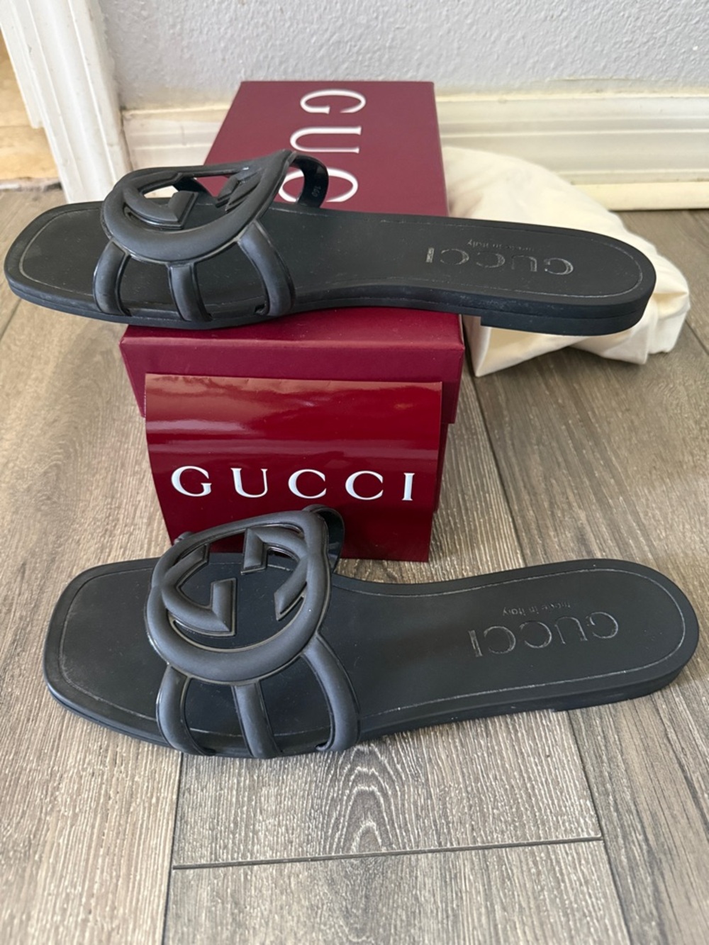 Gucci Black Rubber Interlocking G Slide Sandals - Picture 4 of 4